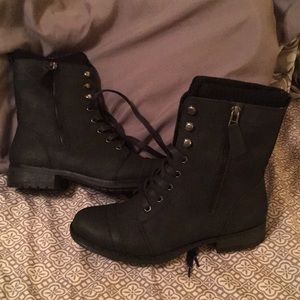 BRAND NEW, NEVER WORN!! Combat boots